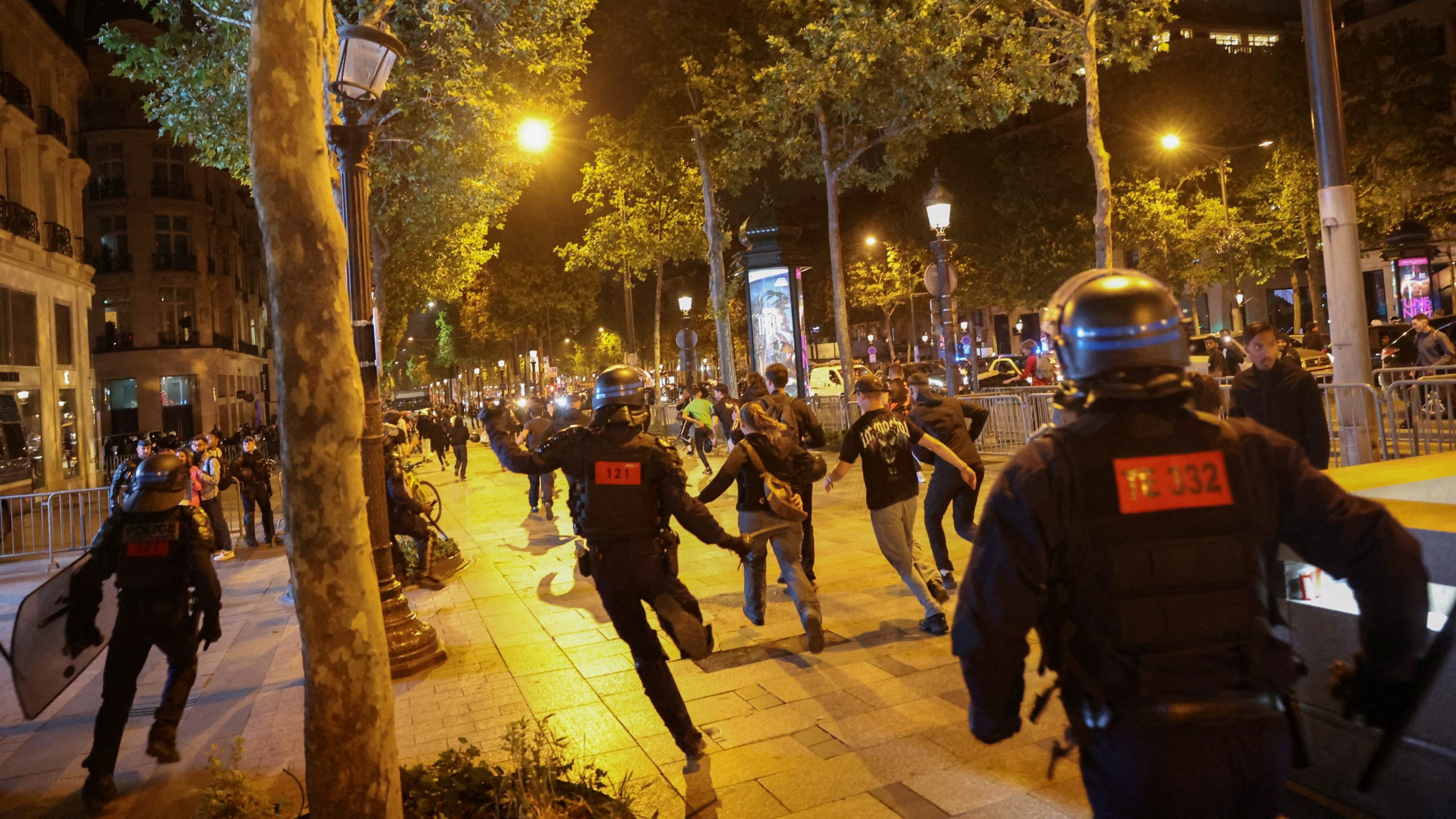 Hubo escenas de disturbios alrededor del Arco del Triunfo en París el verano pasado