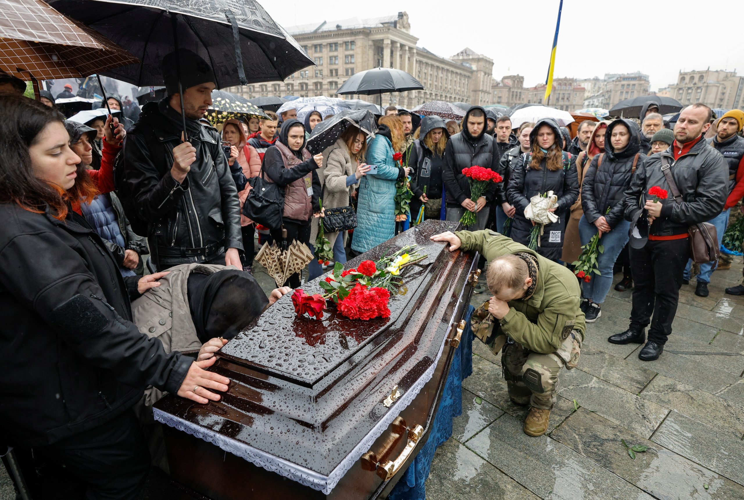 Las altas tasas de bajas han llevado a temores de falta de personal para Ucrania. Kyiv quiere reducir la edad de movilización
